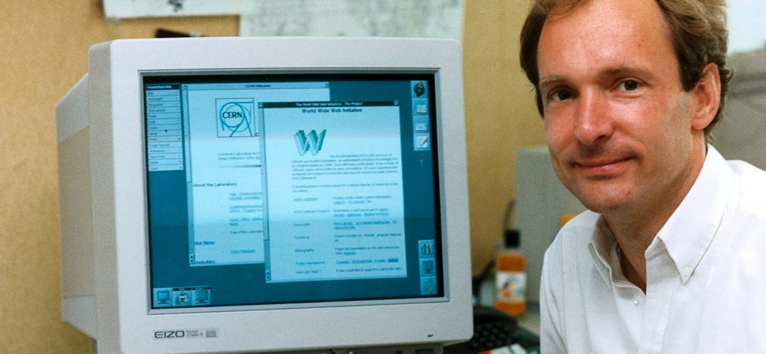 Tim Berners-Lee junto a la web, su creacion