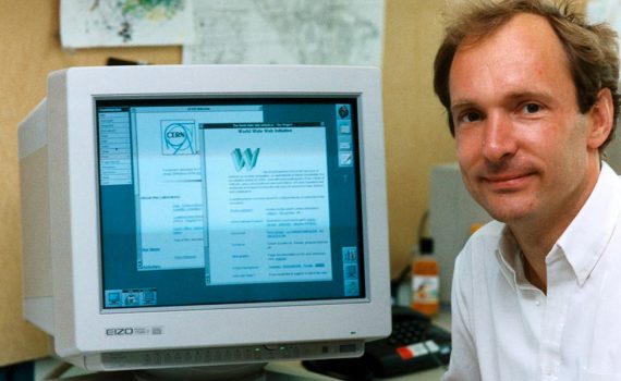 Tim Berners-Lee junto a la web, su creacion